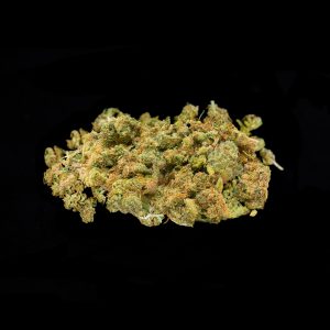 Primo piano di trinciato fusion CBD Crystalweed, su sfondo nero.