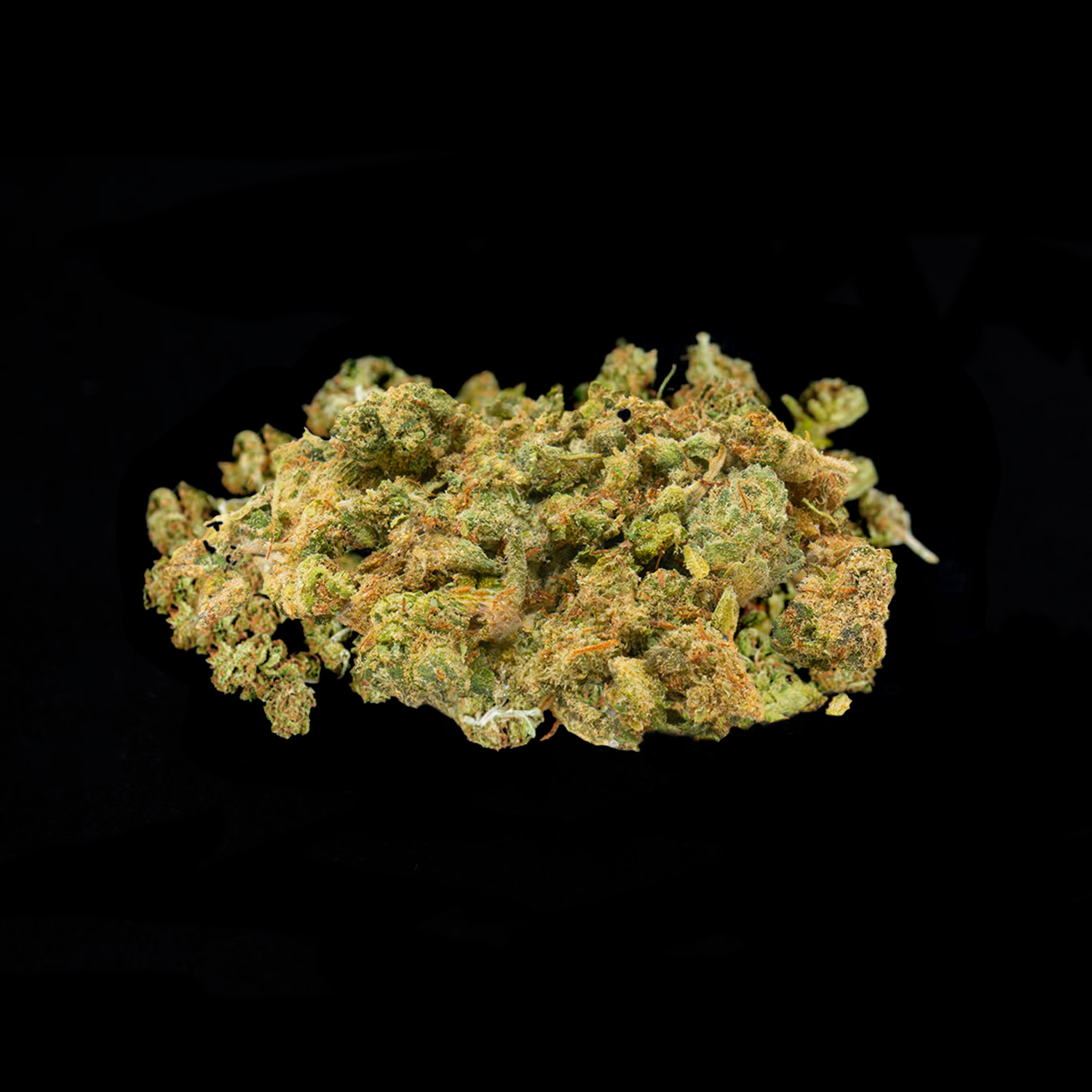 Primo piano di trinciato fusion CBD Crystalweed, su sfondo nero.