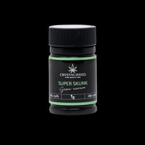 Barattolo Crystalweed “Super Skunk” da 1 g per infiorescenza CBD su sfondo nero.