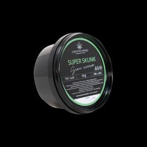 Barattolo Crystalweed “Super Skunk” Gran Riserva da 10 g per infiorescenza CBD su sfondo nero.