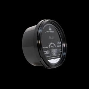 Barattolo Crystalweed “AK47” da 10 g per infiorescenza CBD su sfondo nero.